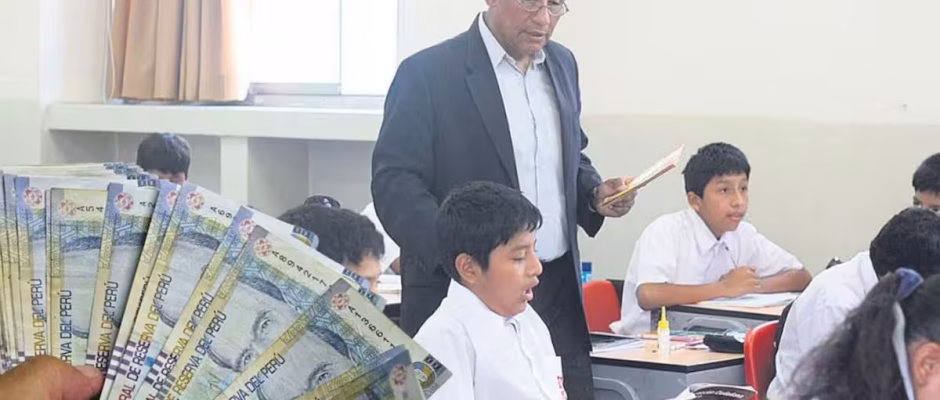 Ley 32581. Aumento de pensión a maestros jubilados